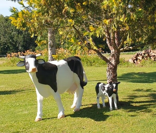 VACHE EN RESINE NOIRE ET BLANCHE