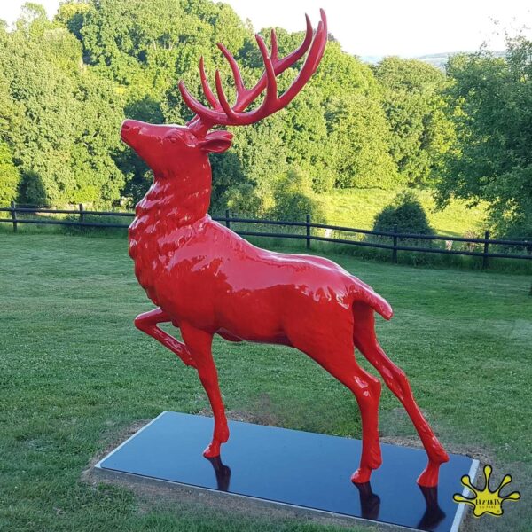 STATUE DE CERF PATTE LEVEE ROUGE VERNIS