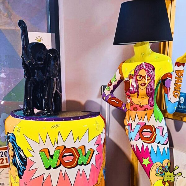 STATUE DE FEMME LAMPE EN RESINE DECORATION ARTISTIQUE POP ART