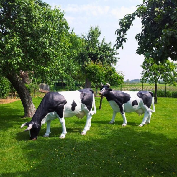 STATUE VACHE EN RESINE NOIRE ET BLANCHE TETE BASSE
