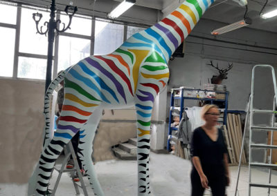 girafe geante peinte