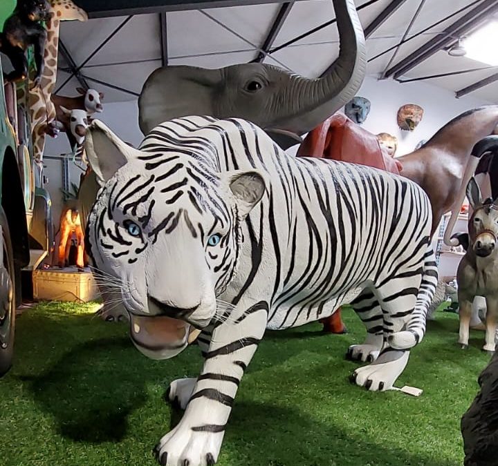 Statue en résine de tigre blanc réaliste