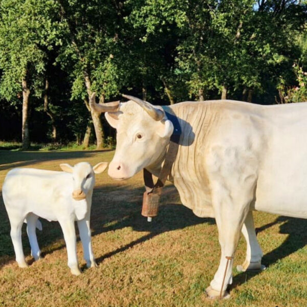 STATUE DE VACHE CHAROLAISE EN RESINE GRANDEUR NATURE