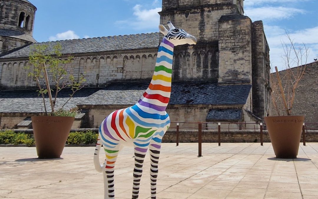 Statue de girafe en résine zèbre multicolore