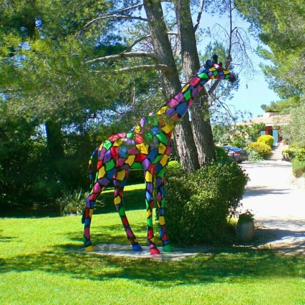 STATUE DE GIRAFE EN RESINE XXL DAMIER MULTICOLORE