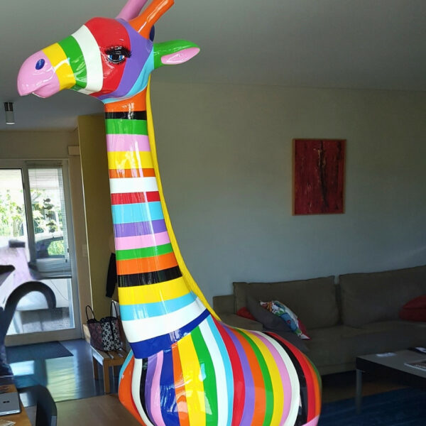STATUE EN RESINE DE GIRAFE RAYEE MULTICOLORE