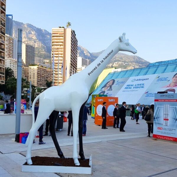 GIRAFE EN RESINE XXL NOIRE ET BLANCHE