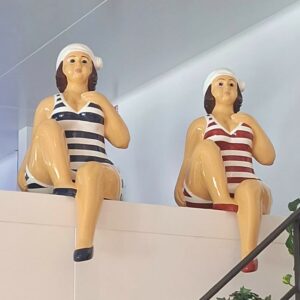 STATUE DE BAIGNEUSES EN RESINE MAILLOT RAYE