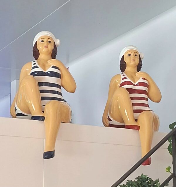 STATUE DE BAIGNEUSES EN RESINE MAILLOT RAYE