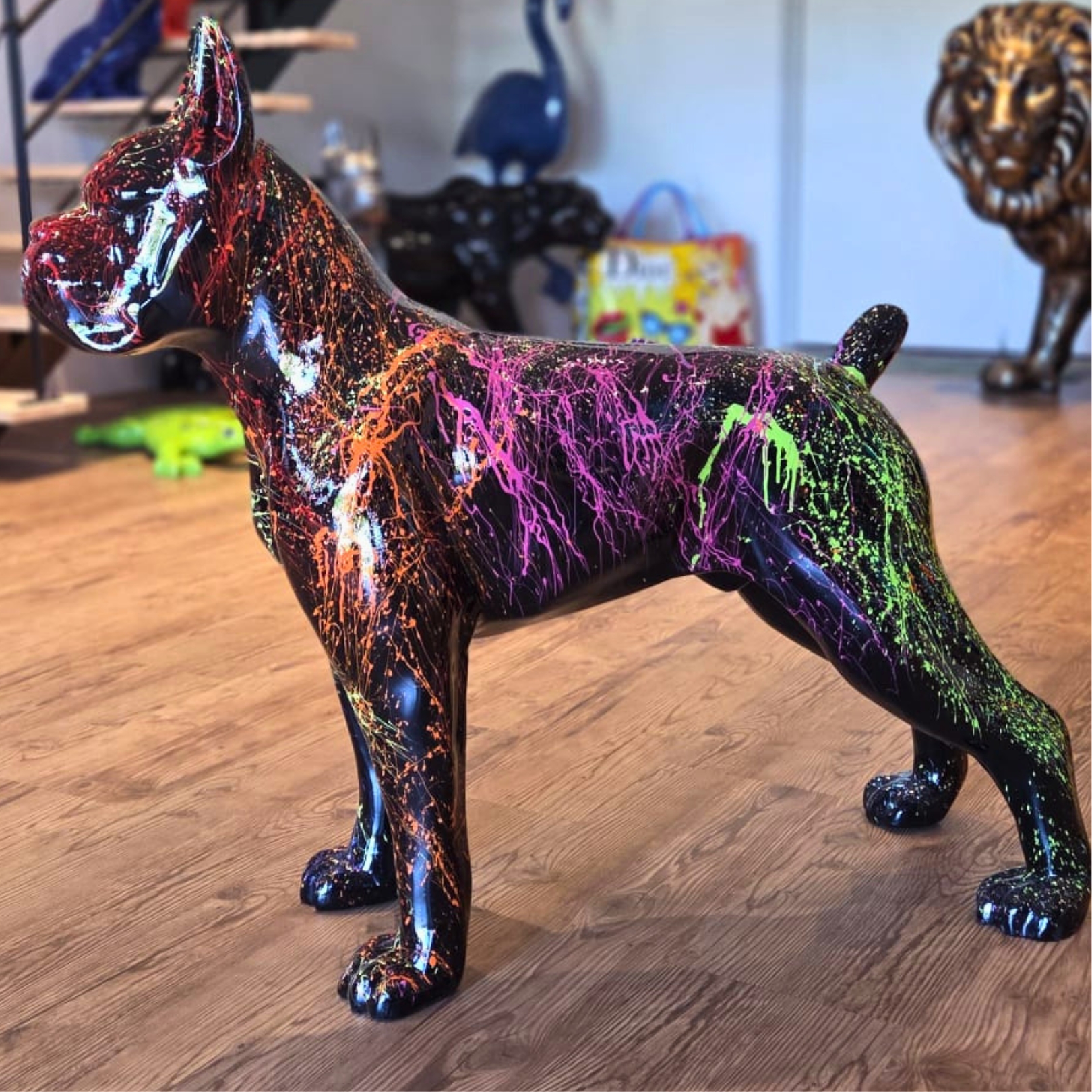 STATUE DE CHIEN BOXER EN RESINE NOIR SPLASH