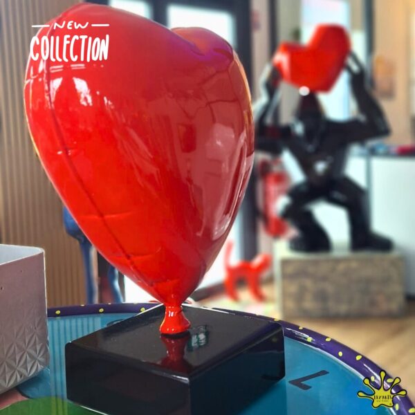 STATUE EN RESINE DE COEUR ROUGE SUR SOCLE
