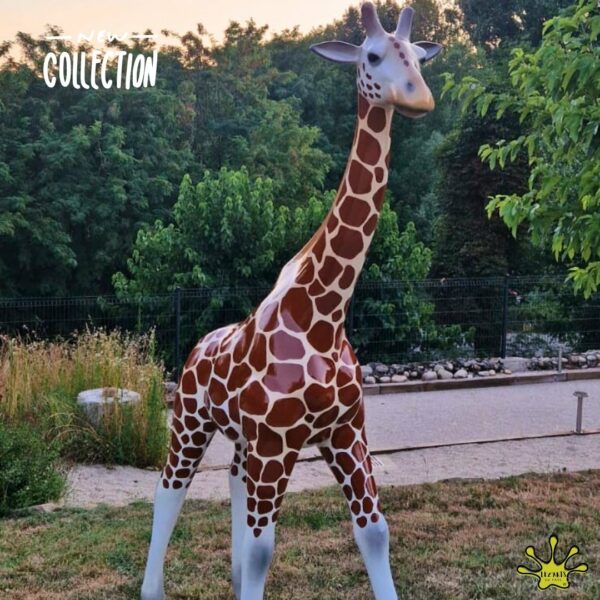 STATUE DE GIRAFE EN RESINE REALISTE LAQUEE