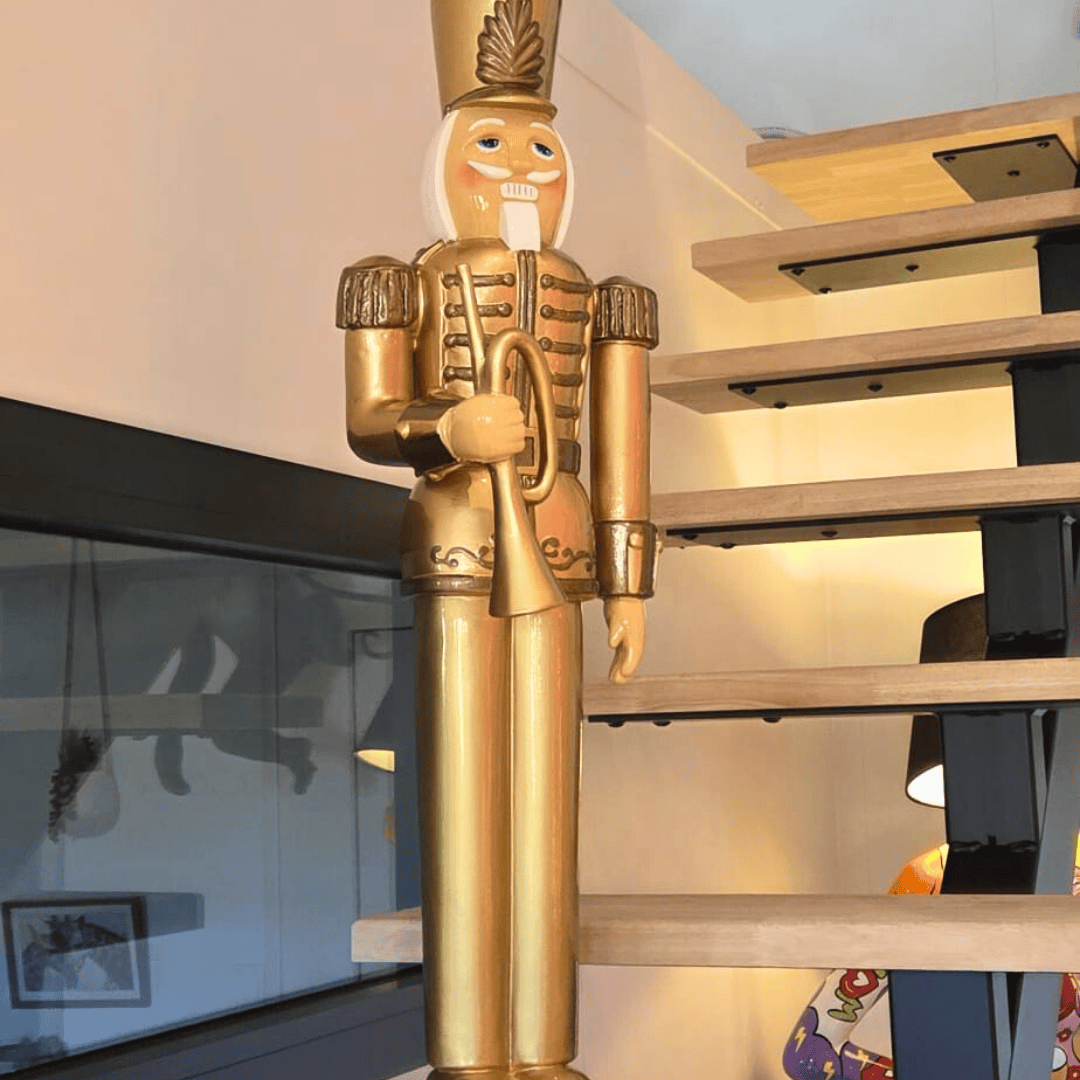 CASSE NOISEETTE EN RESINE DORE AVEC TROMPETTE