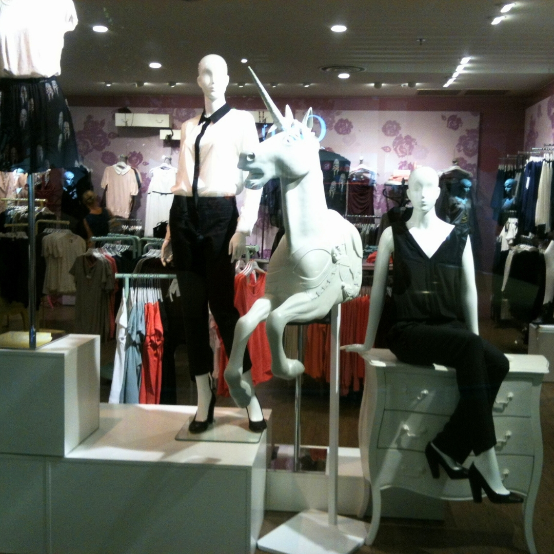 MAGASIN LUXE PARIS LICORNE EN RESINE SUR MESURE LUXE PARIS