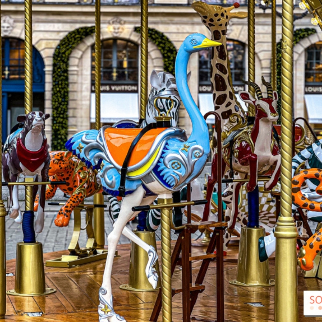 VUITTON PARIS STATUES SUR MESURE VUITTON PARIS