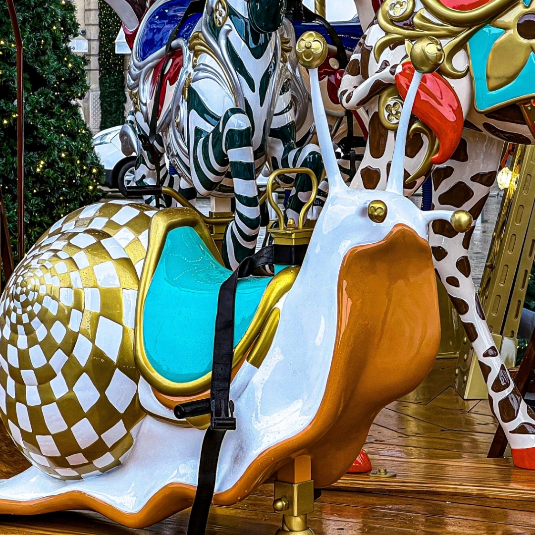 VUITTON PARIS STATUES SUR MESURE VUITTON PARIS