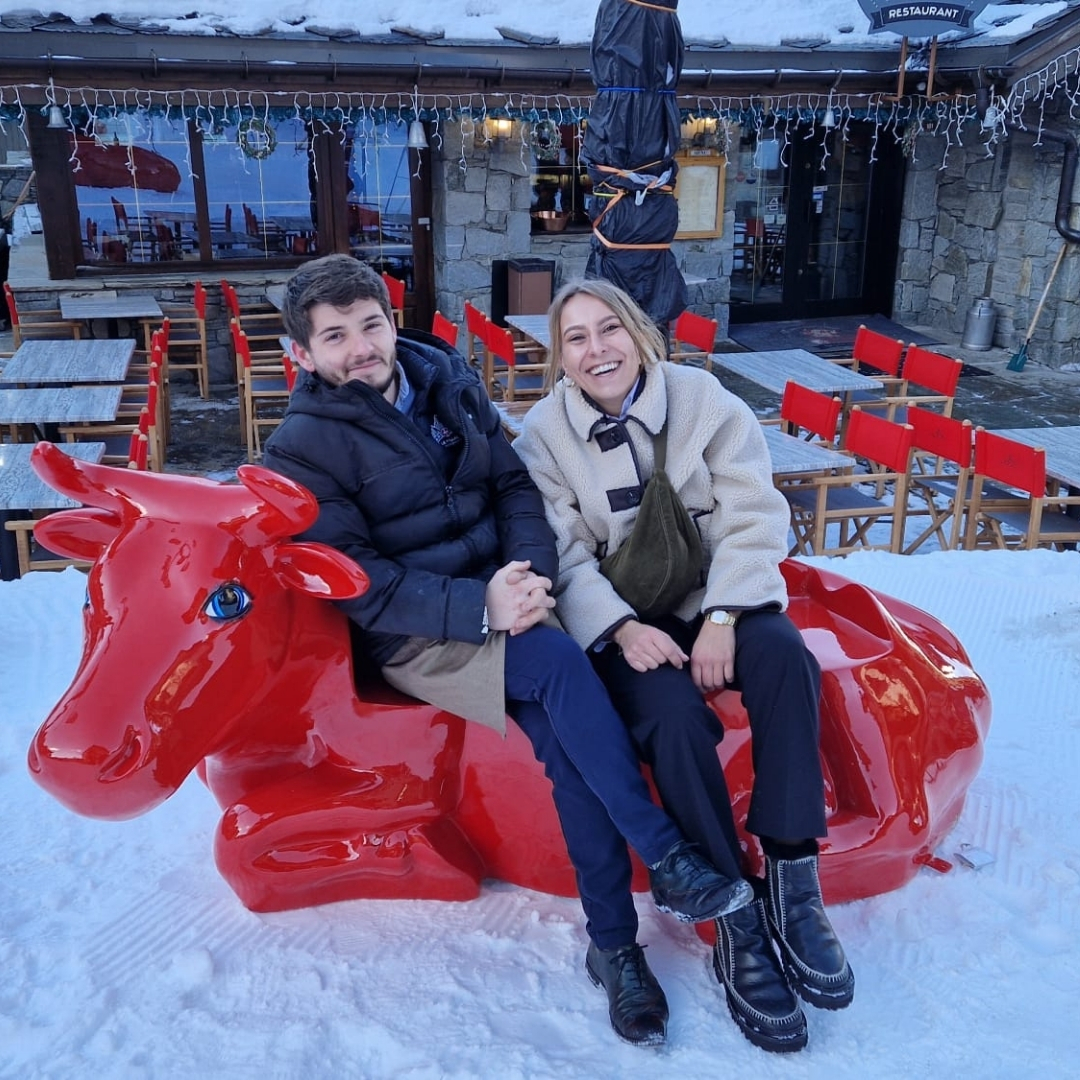 RESTAURANT LA VACHE ROUGE LES ARCS 73 STATUE EN RESINE VACHE BANC RESTAURANT LA VACHE ROUGE LES ARCS 73