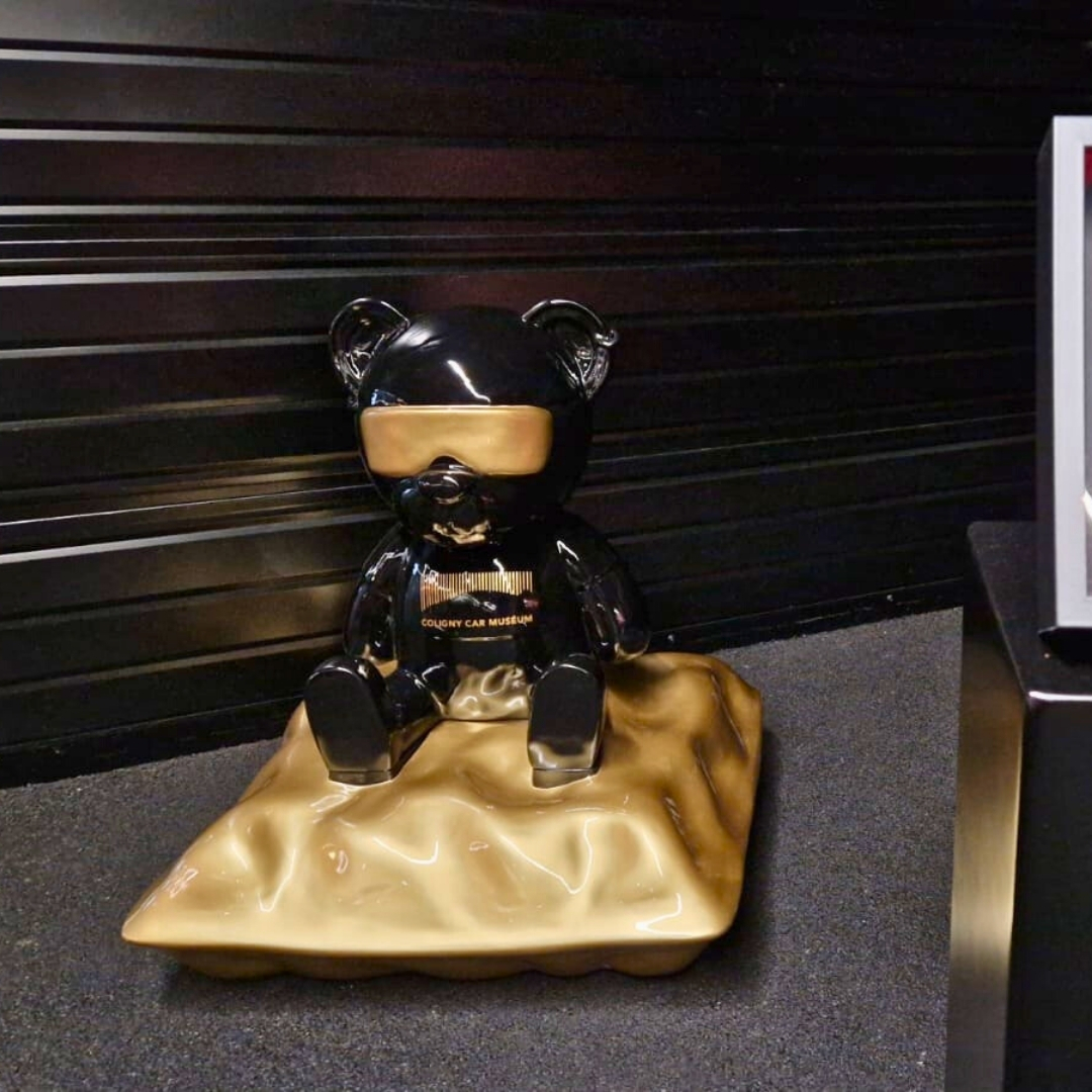 COLIGNY CAR MUSEUM 01 STATUE EN RESINE OURS SUR COUSIN COLIGNY CAR MUSEUM 01