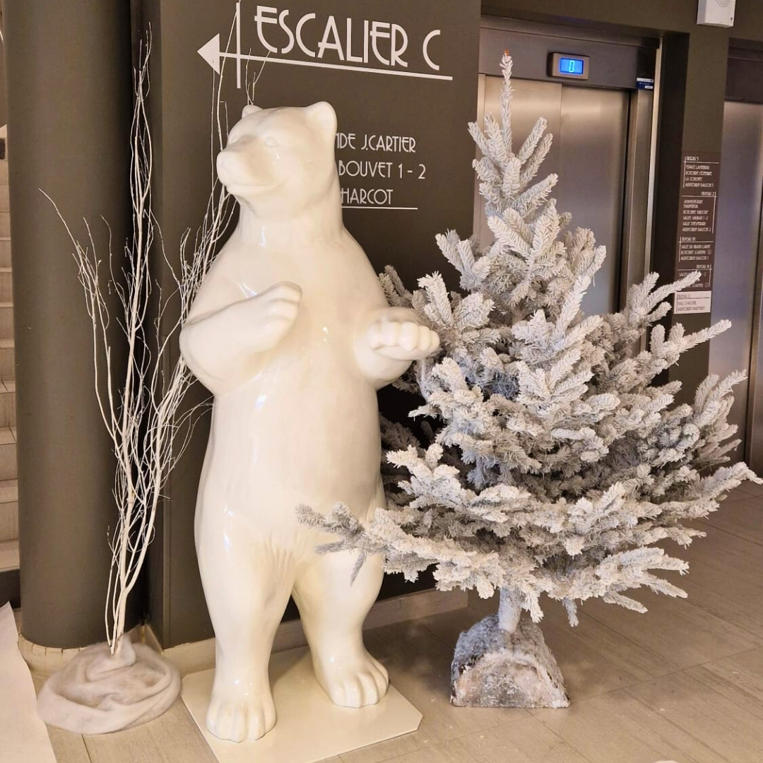 LE CYGNE ROUGE ST MALO 22 STATUE EN RESINE OURS BLANC LE CYGNE ROUGE ST MALO 22