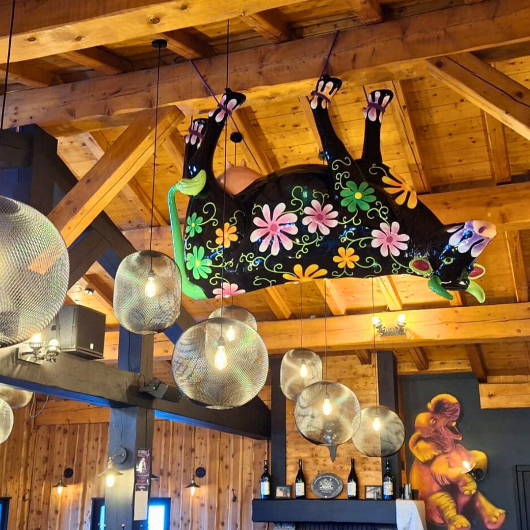 RESTAURANT BOLLINS UGINE 73 STATUE EN RESINE VACHE FLEURS RESTAURANT UGINE 73