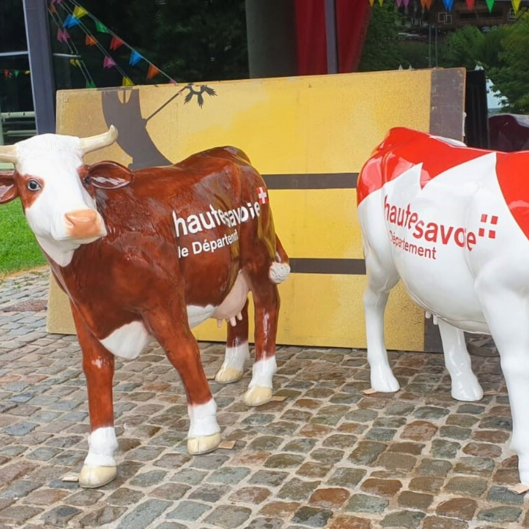 DEPARTEMENT HAUTE SAVOIE 74 STATUE VACHE EN RESINE PERSONNALISEE DEPARTEMENT HAUTE SAVOIE 74