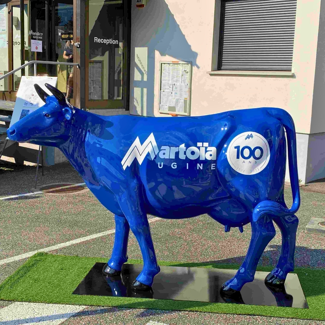 MARTOIA UGINE 73 STATUE VACHE EN RESINE PERSONNALISEE MARTOIA UGINE 73