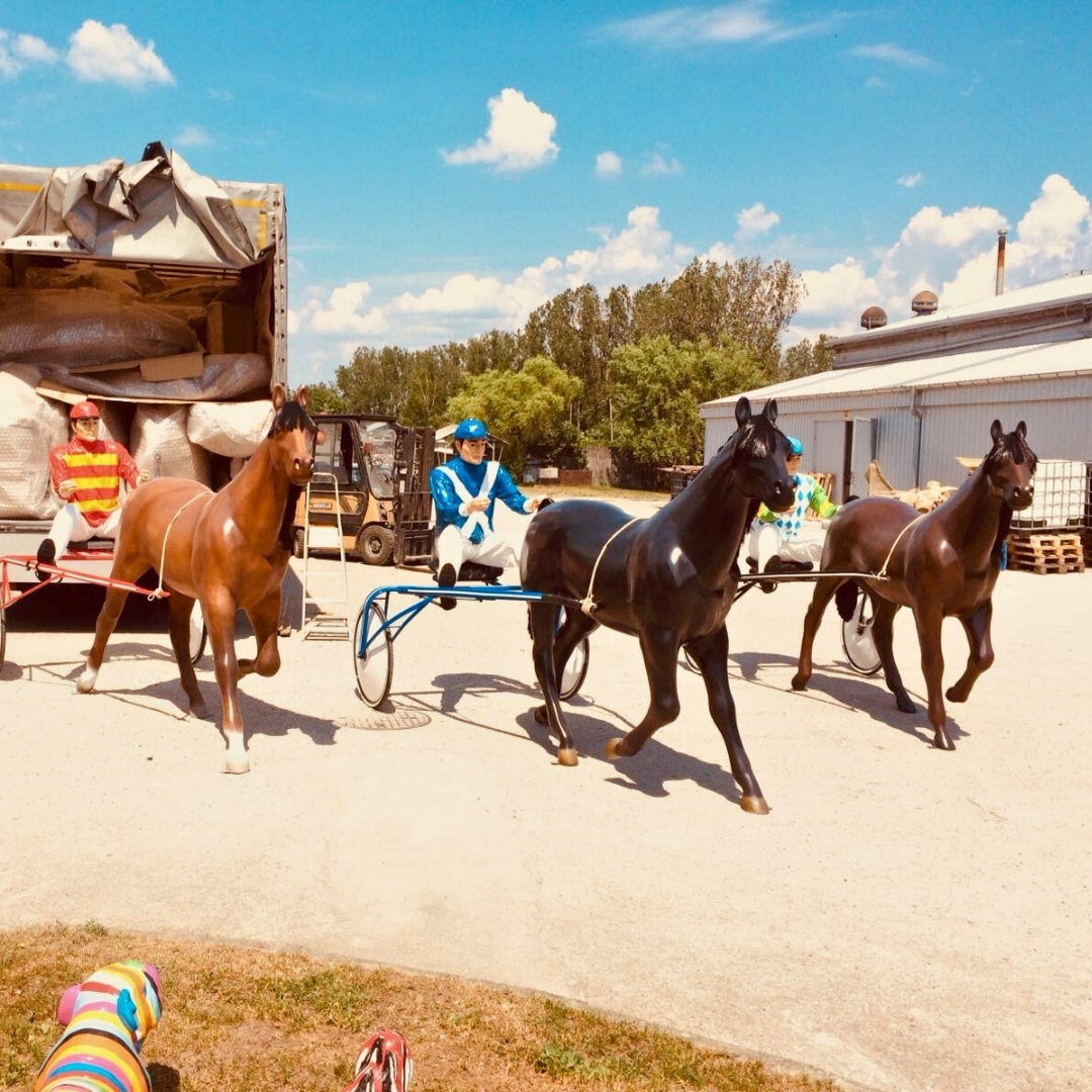 HIPPODROME DE FLEURS 63 CHEVAUX EN RESINE HIPPODROME DE FLEURS 63