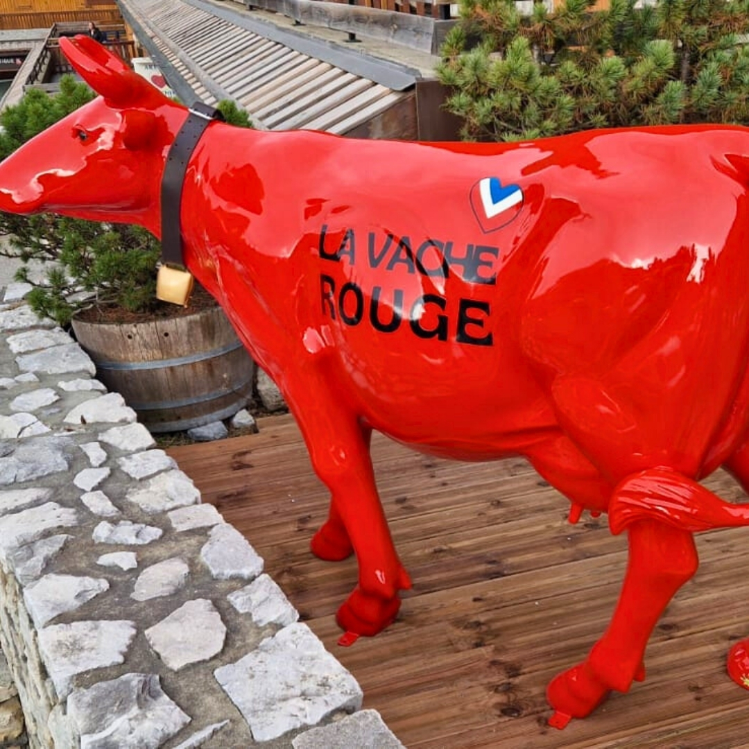 RESTAURANT LA VACHE ROUGE MERIBEL 73 VACHE EN RESINE RESTAURANT LA VACHE ROUGE MERIBEL 73