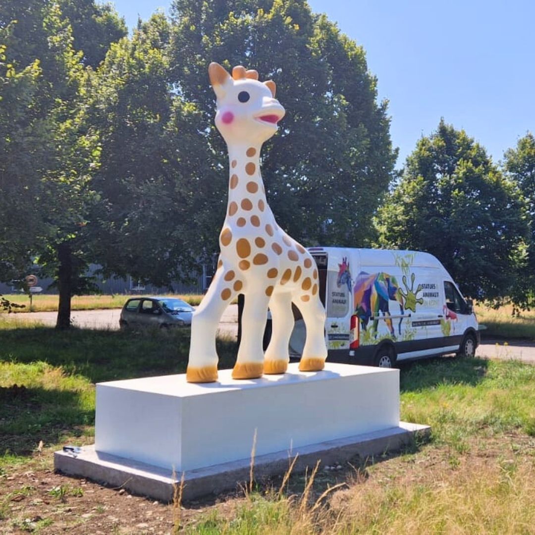 STATUE SOPHIE LA GIRAFE GEANTE SITE VULLI VOSGE