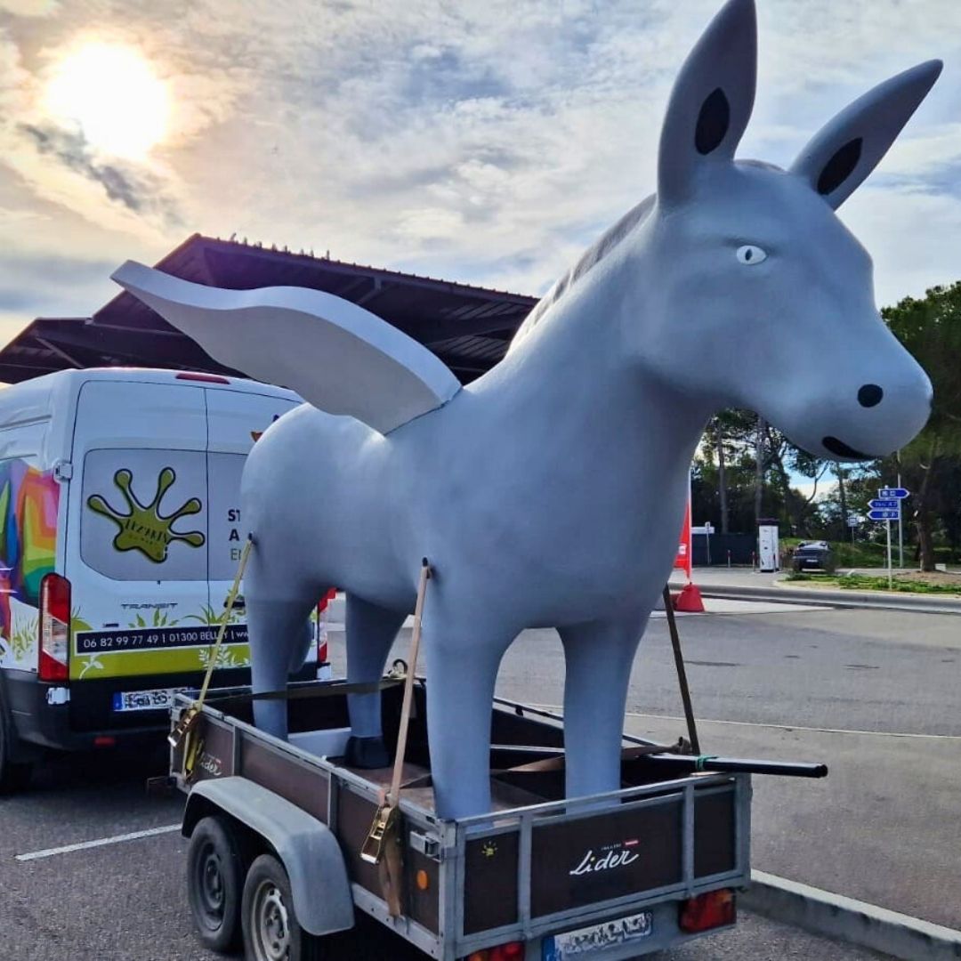 STATUE ANE GEANT MAIRIE MONFARON