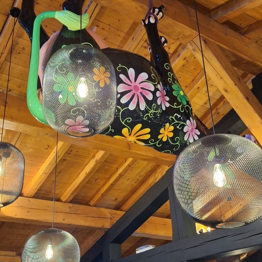 VACHE EN RESINE AU PLAFOND RESTAURANT TIGNE