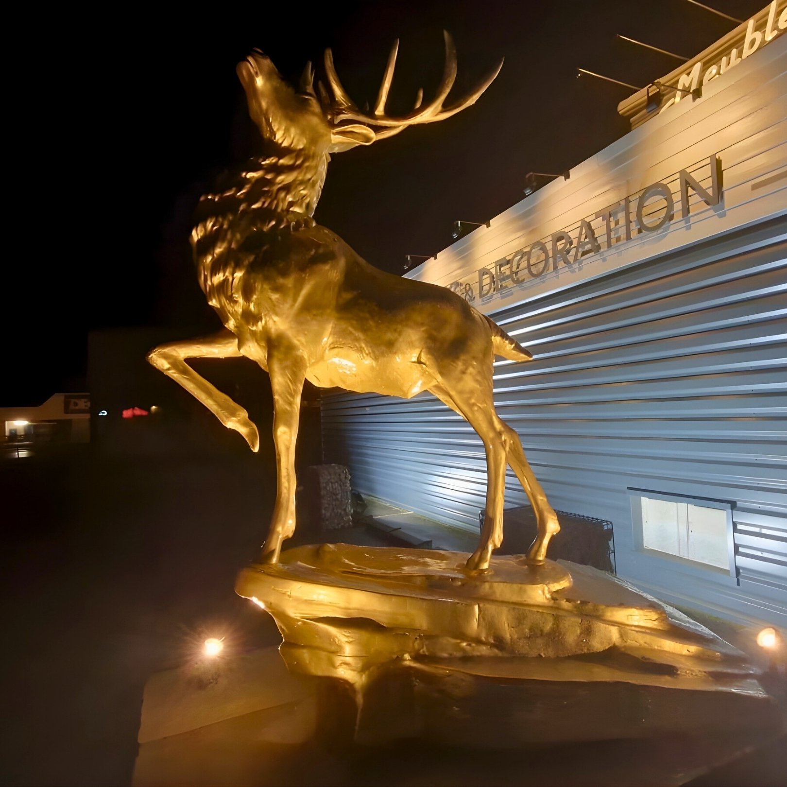 STATUE EN RESINE DE CERF DORE PATTE LEVEE