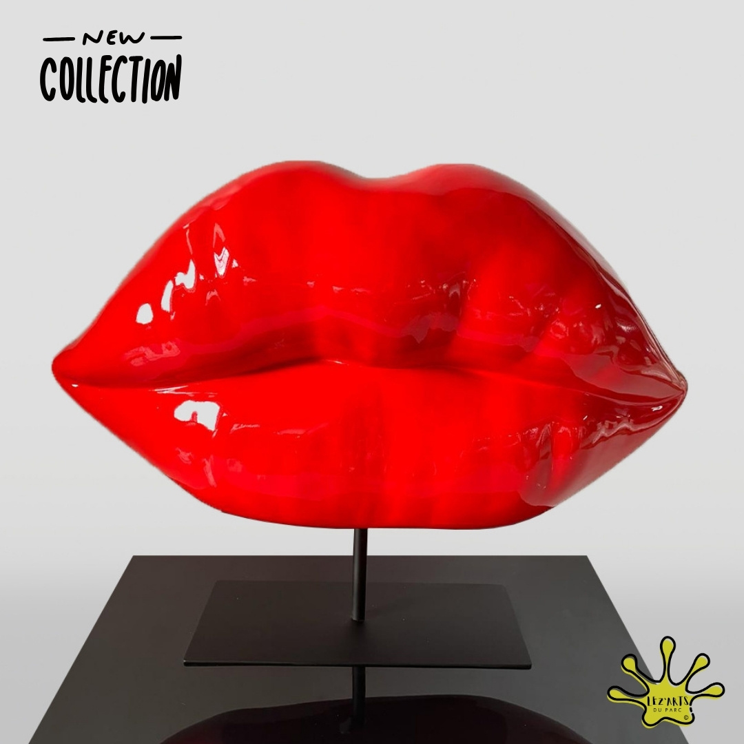 STATUE EN RESINE BOUCHE ROUGE SUR SOCLE STATUE EN RESINE BOUCHE ROUGE SUR SOCLE