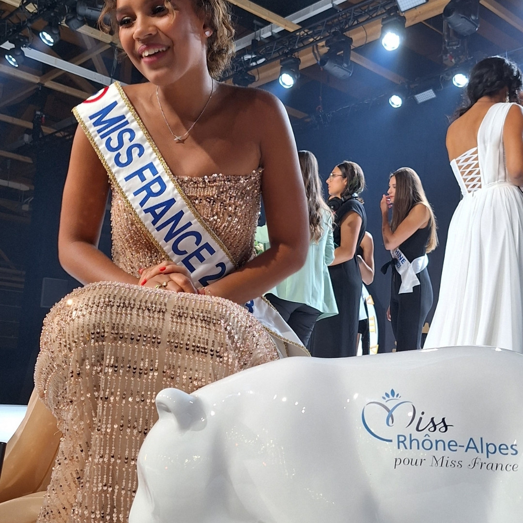 OURSON EN RESINE BLANC DESIGN