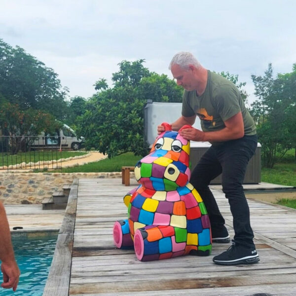 STATUE EN RESINE HIPPOPOTAME ASSIS MULTICOLORE