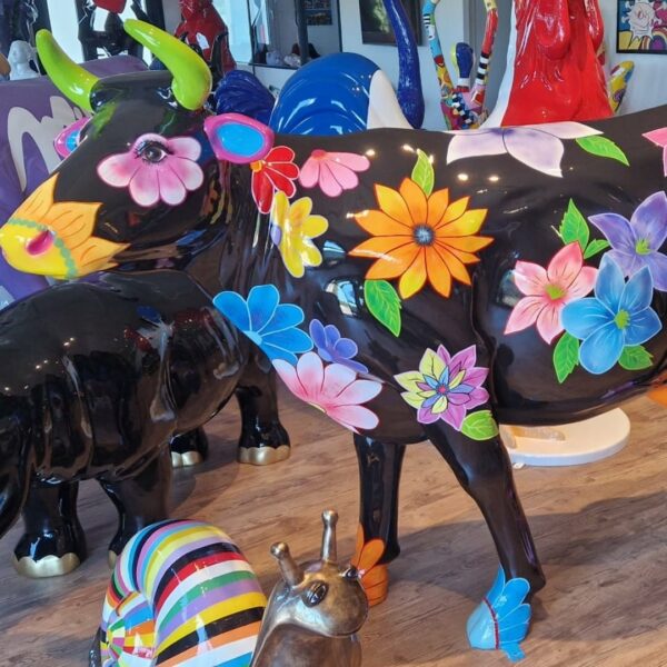 STATUE VACHE EN RESINE FLEURS SUR FOND NOIR