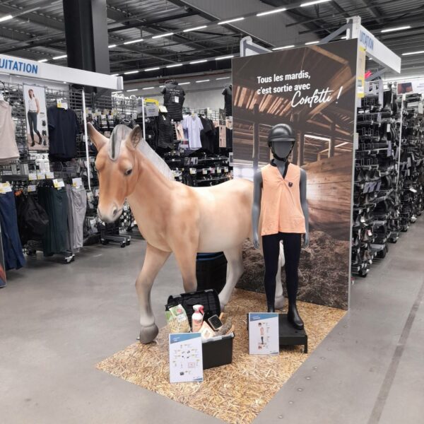 STATUE CHEVAL EN RESINE PATTE LEVEE