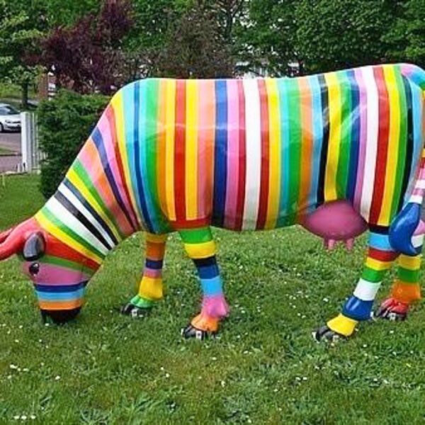 STATUE VACHE EN RESINE TETE BASSE PAUL SMITH