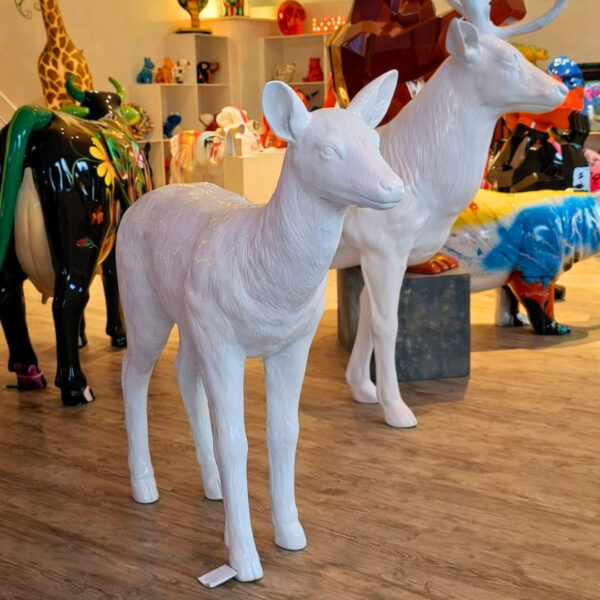 Statue de biche en résine design
