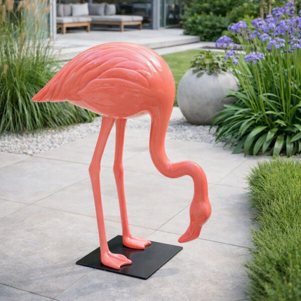Flamant rose tête penchée sur socle