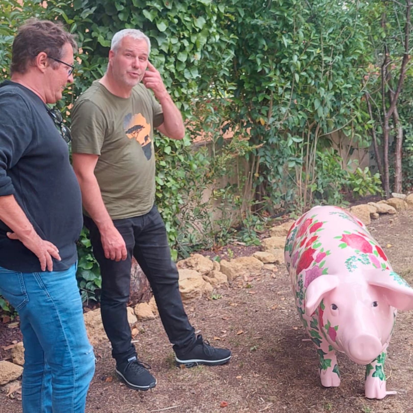 STATUE DE COCHON EN RESINE FLEURS