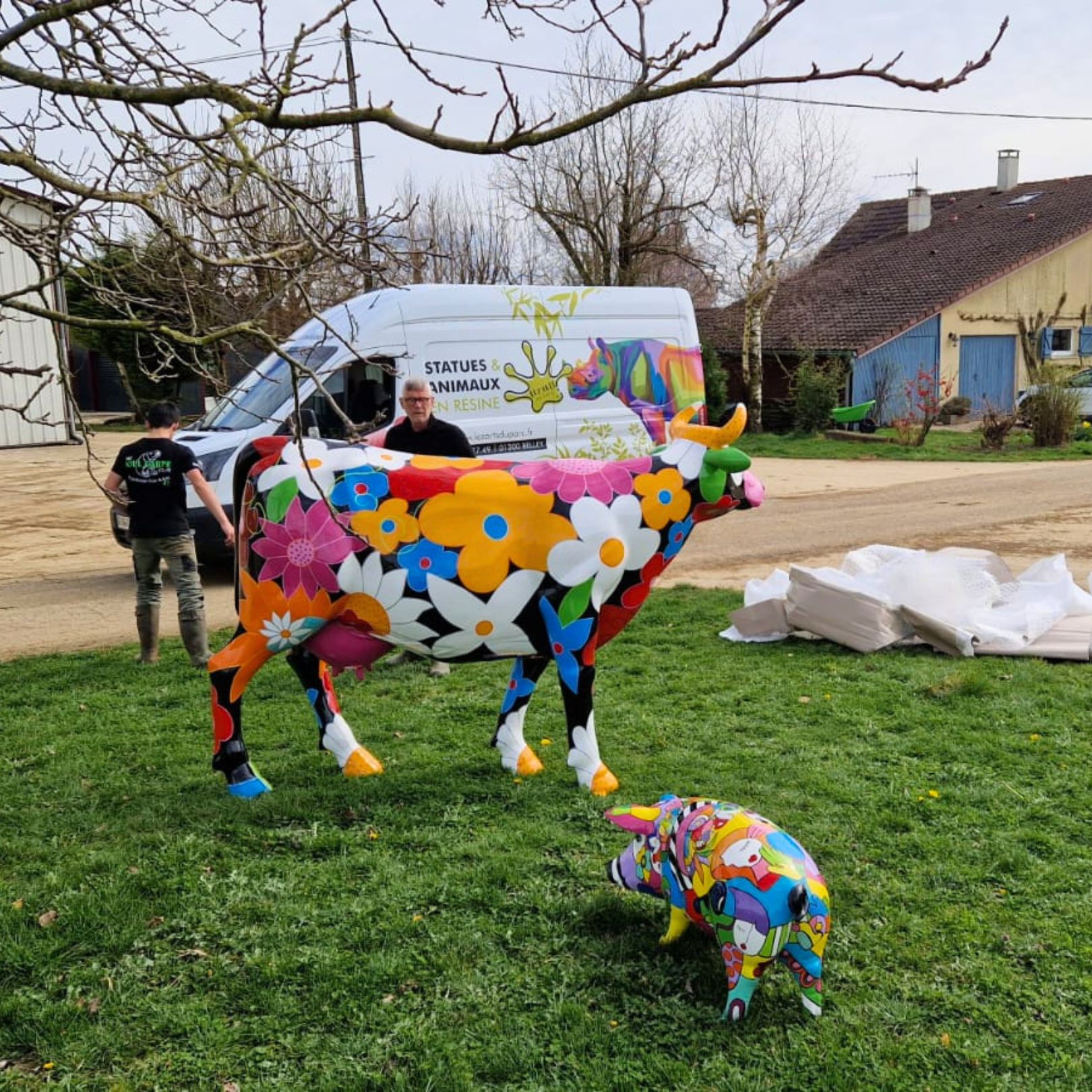 STATUE VACHE EN RESINE FLEURS ET COCHON POP ART